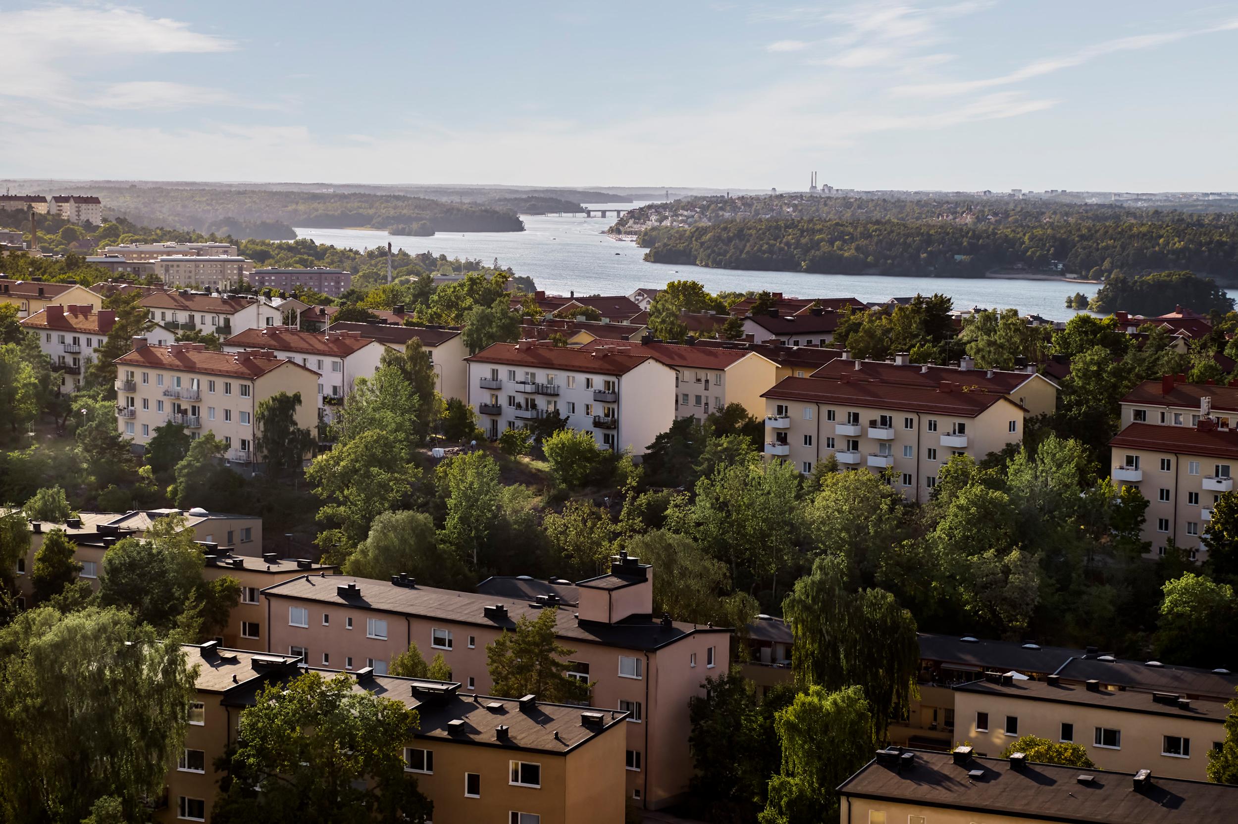 Illustrationsbild2, flygbild över bostadshus nära sjö.