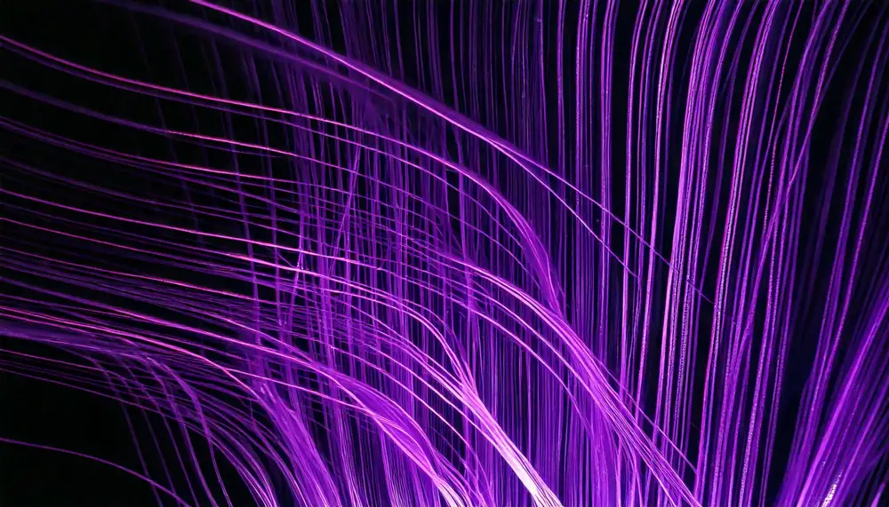 Bakgrundsbild för bredband via fiber. Mörk bild med lila streck som ska symbolisera fibertrådar